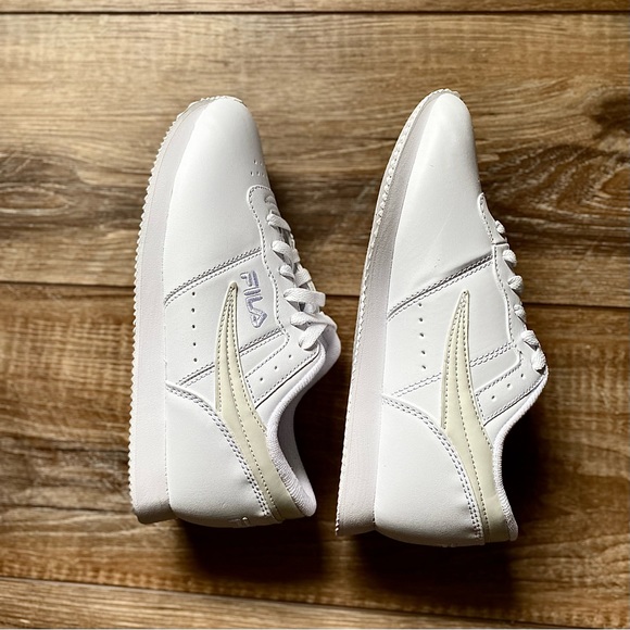 NEW in box ~ FILA Women’s White Machu Casual Walking Shoes Size 7.5 - Picture 2 of 7